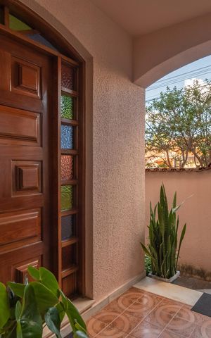 Casa à venda com 313m², 4 quartos e 2 vagas Casa à venda com 313m², 4 quartos e 2 vagasEntrada