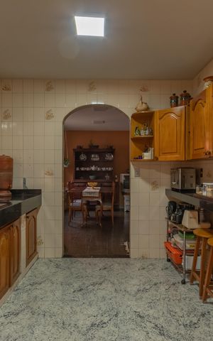 Casa à venda com 313m², 4 quartos e 2 vagas Casa à venda com 313m², 4 quartos e 2 vagasCozinha