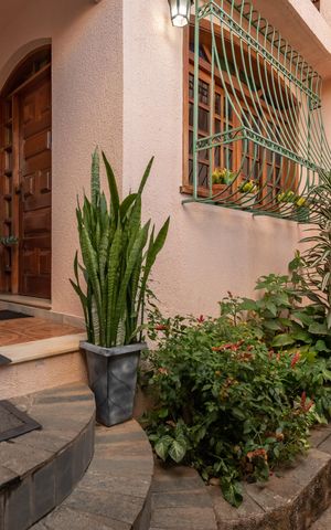 Casa à venda com 313m², 4 quartos e 2 vagas Casa à venda com 313m², 4 quartos e 2 vagasEntrada