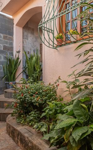 Casa à venda com 313m², 4 quartos e 2 vagas Casa à venda com 313m², 4 quartos e 2 vagasEntrada