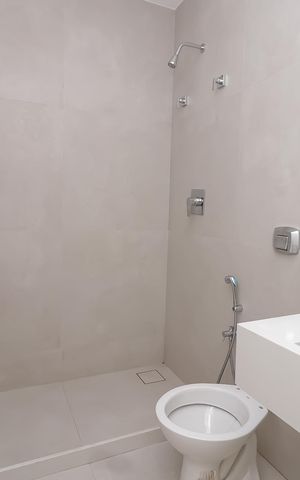 Casa de condomínio à venda com 600m², 5 quartos e 2 vagas Casa de condomínio à venda com 600m², 5 quartos e 2 vagasBanheiro de Serviço