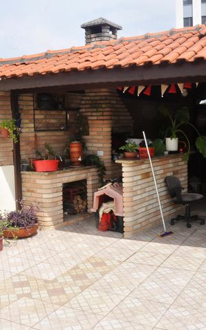 Casa à venda com 280m², 3 quartos e 2 vagas Casa à venda com 280m², 3 quartos e 2 vagasDetalhe - Varanda e Churrasqueira