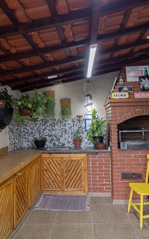 Casa à venda com 250m², 5 quartos e 3 vagas Casa à venda com 250m², 5 quartos e 3 vagasEdícula
