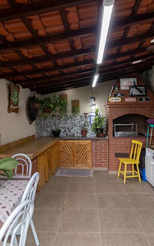 Casa à venda com 250m², 5 quartos e 3 vagas Casa à venda com 250m², 5 quartos e 3 vagasEdícula