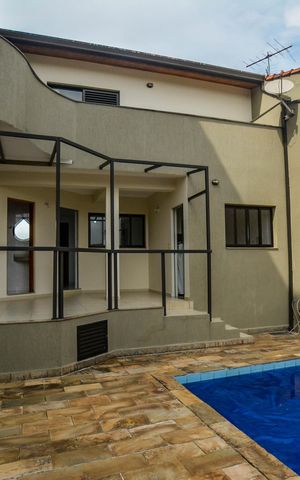 Casa à venda com 274m², 4 quartos e 4 vagas Casa à venda com 274m², 4 quartos e 4 vagasQuintal