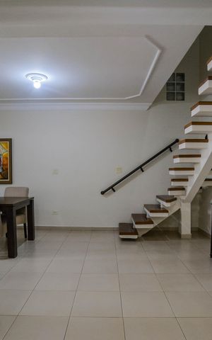 Casa à venda com 274m², 4 quartos e 4 vagas Casa à venda com 274m², 4 quartos e 4 vagasSala