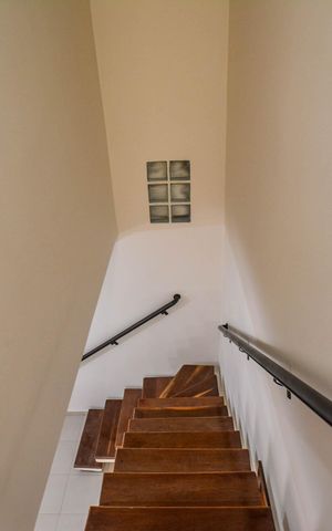 Casa à venda com 274m², 4 quartos e 4 vagas Casa à venda com 274m², 4 quartos e 4 vagasEscada