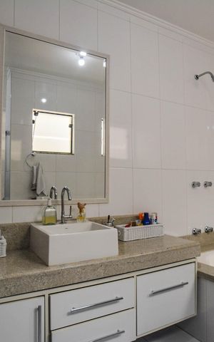 Casa à venda com 274m², 4 quartos e 4 vagas Casa à venda com 274m², 4 quartos e 4 vagasBanheiro da Suíte 2