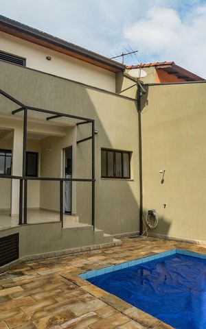 Casa à venda com 274m², 4 quartos e 4 vagas Casa à venda com 274m², 4 quartos e 4 vagasQuintal