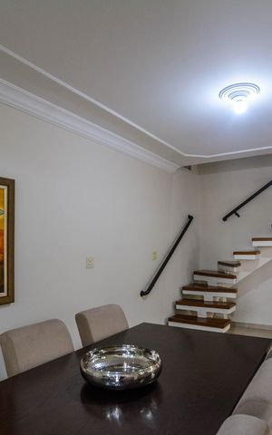 Casa à venda com 274m², 4 quartos e 4 vagas Casa à venda com 274m², 4 quartos e 4 vagasSala de Jantar