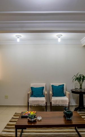 Casa à venda com 274m², 4 quartos e 4 vagas Casa à venda com 274m², 4 quartos e 4 vagasSala