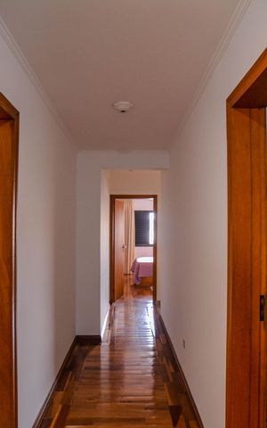 Casa à venda com 274m², 4 quartos e 4 vagas Casa à venda com 274m², 4 quartos e 4 vagasCorredor