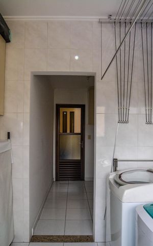 Casa à venda com 274m², 4 quartos e 4 vagas Casa à venda com 274m², 4 quartos e 4 vagasÁrea de Serviço