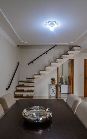 Casa à venda com 274m², 4 quartos e 4 vagas Casa à venda com 274m², 4 quartos e 4 vagasSala de Jantar