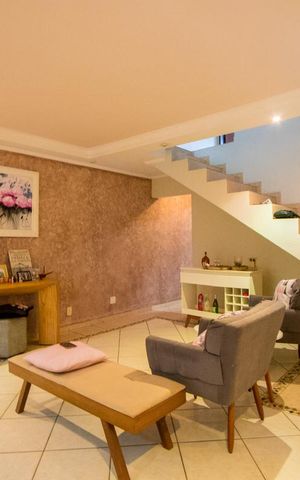 Casa à venda com 251m², 3 quartos e 4 vagas Casa à venda com 251m², 3 quartos e 4 vagasSala