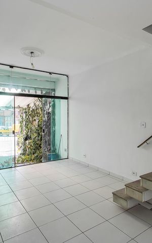 Casa à venda com 230m², 5 quartos e 1 vaga Casa à venda com 230m², 5 quartos e 1 vagaSala