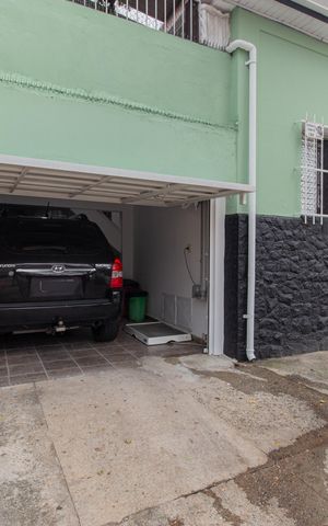 Casa à venda com 118m², 3 quartos e 1 vaga Casa à venda com 118m², 3 quartos e 1 vagaFachada lateral e garagem