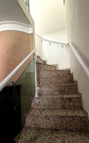 Casa à venda com 160m², 3 quartos e 2 vagas Casa à venda com 160m², 3 quartos e 2 vagasEscada