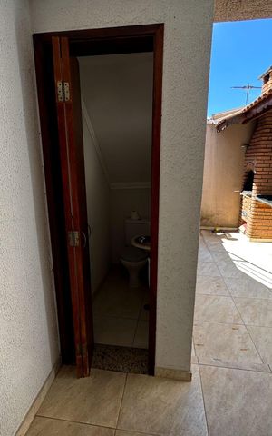 Casa à venda com 160m², 3 quartos e 2 vagas Casa à venda com 160m², 3 quartos e 2 vagasBanheiro externo