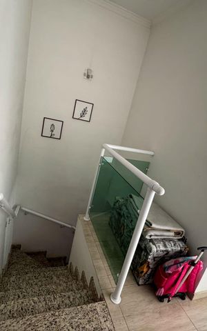 Casa à venda com 160m², 3 quartos e 2 vagas Casa à venda com 160m², 3 quartos e 2 vagasEscada