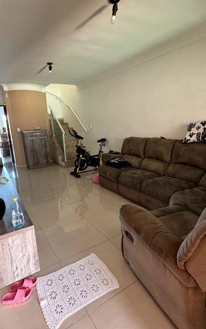 Casa à venda com 160m², 3 quartos e 2 vagas Casa à venda com 160m², 3 quartos e 2 vagasSala