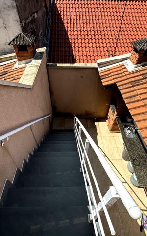Casa à venda com 160m², 3 quartos e 2 vagas Casa à venda com 160m², 3 quartos e 2 vagasEscada externa
