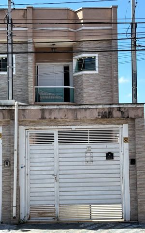 Casa à venda com 160m², 3 quartos e 2 vagas Casa à venda com 160m², 3 quartos e 2 vagasFachada