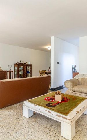 Casa à venda com 460m², 4 quartos e 4 vagas Casa à venda com 460m², 4 quartos e 4 vagasSala