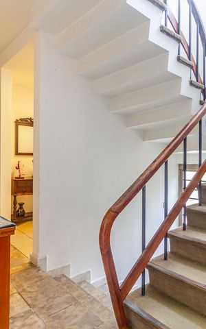 Casa à venda com 460m², 4 quartos e 4 vagas Casa à venda com 460m², 4 quartos e 4 vagasEscada