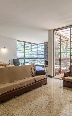 Casa à venda com 460m², 4 quartos e 4 vagas Casa à venda com 460m², 4 quartos e 4 vagasSala