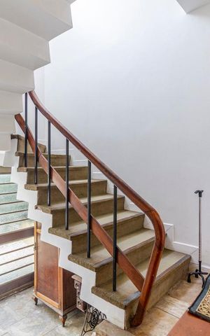 Casa à venda com 460m², 4 quartos e 4 vagas Casa à venda com 460m², 4 quartos e 4 vagasEscada