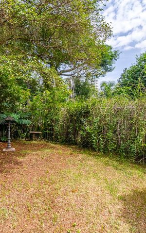 Casa à venda com 460m², 4 quartos e 4 vagas Casa à venda com 460m², 4 quartos e 4 vagasQuintal
