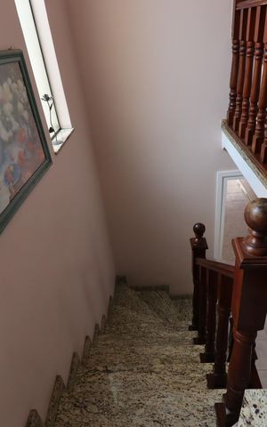 Casa à venda com 205m², 3 quartos e 4 vagasEscada