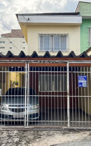 Casa à venda com 130m², 3 quartos e 2 vagas Casa à venda com 130m², 3 quartos e 2 vagasFachada