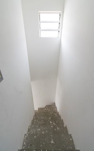 Casa de condomínio à venda com 175m², 3 quartos e 2 vagas Casa de condomínio à venda com 175m², 3 quartos e 2 vagasEscada
