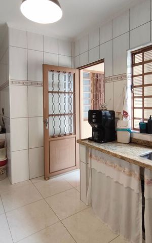 Casa à venda com 180m², 2 quartos e 6 vagas Casa à venda com 180m², 2 quartos e 6 vagasCozinha