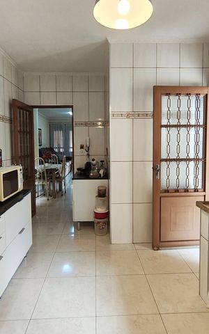 Casa à venda com 180m², 2 quartos e 6 vagas Casa à venda com 180m², 2 quartos e 6 vagasCozinha