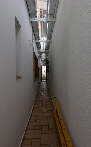 Casa à venda com 420m², 3 quartos e 8 vagasCorredor externo