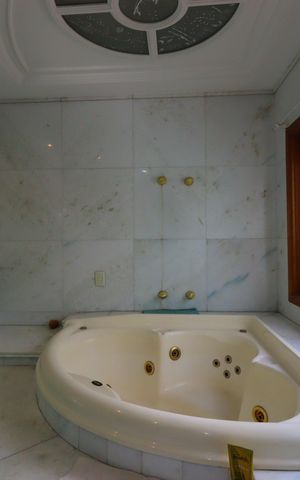 Casa à venda com 420m², 3 quartos e 8 vagasBanheira da Suíte 1