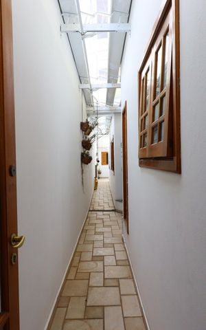 Casa à venda com 420m², 3 quartos e 8 vagasCorredor externo