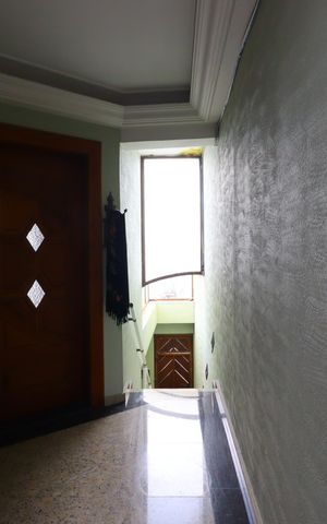 Casa à venda com 420m², 3 quartos e 8 vagasCorredor externo