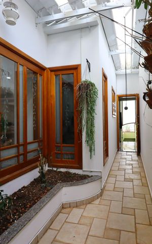 Casa à venda com 420m², 3 quartos e 8 vagasCorredor externo