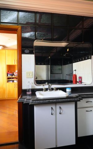 Casa à venda com 420m², 3 quartos e 8 vagasBanheiro da Suíte 2
