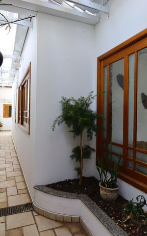 Casa à venda com 420m², 3 quartos e 8 vagasCorredor externo