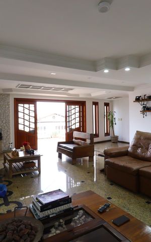 Casa à venda com 420m², 3 quartos e 8 vagasSala