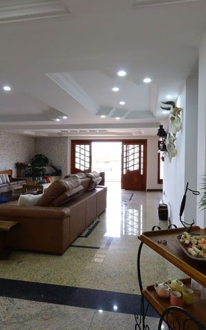 Casa à venda com 420m², 3 quartos e 8 vagasSala