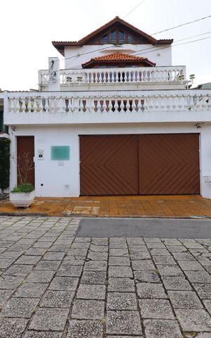 Casa à venda com 420m², 3 quartos e 8 vagasFachada
