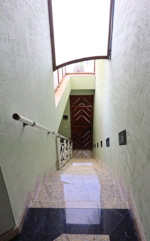 Casa à venda com 420m², 3 quartos e 8 vagasCorredor externo
