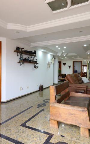 Casa à venda com 420m², 3 quartos e 8 vagasSala