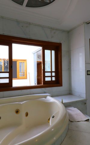 Casa à venda com 420m², 3 quartos e 8 vagasBanheira da Suíte 1